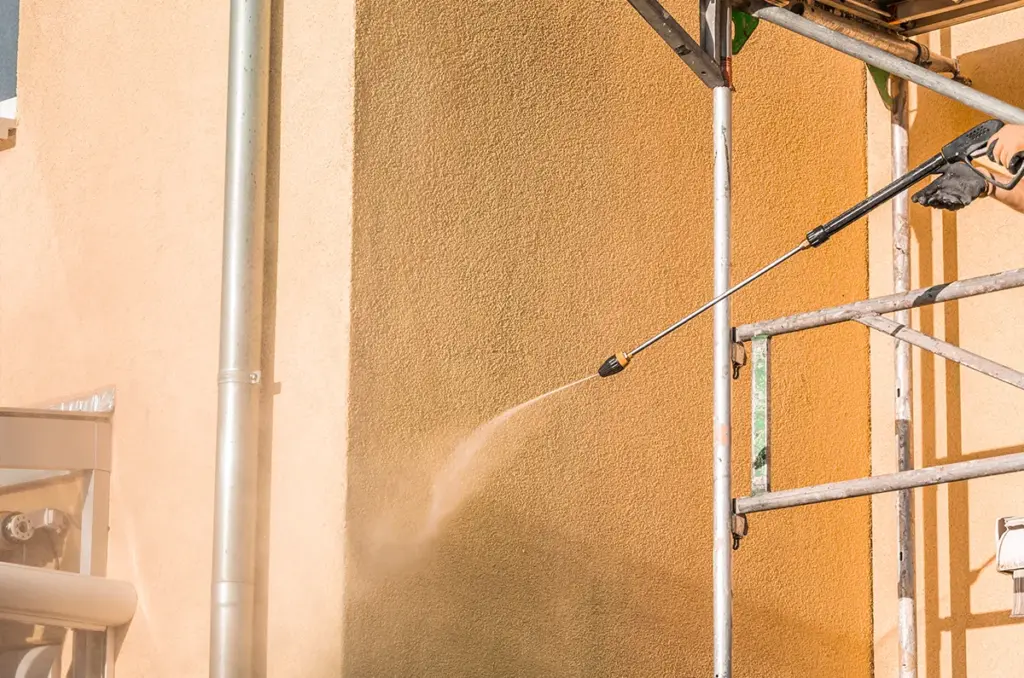 Fassade vor dem Anstrich reinigen