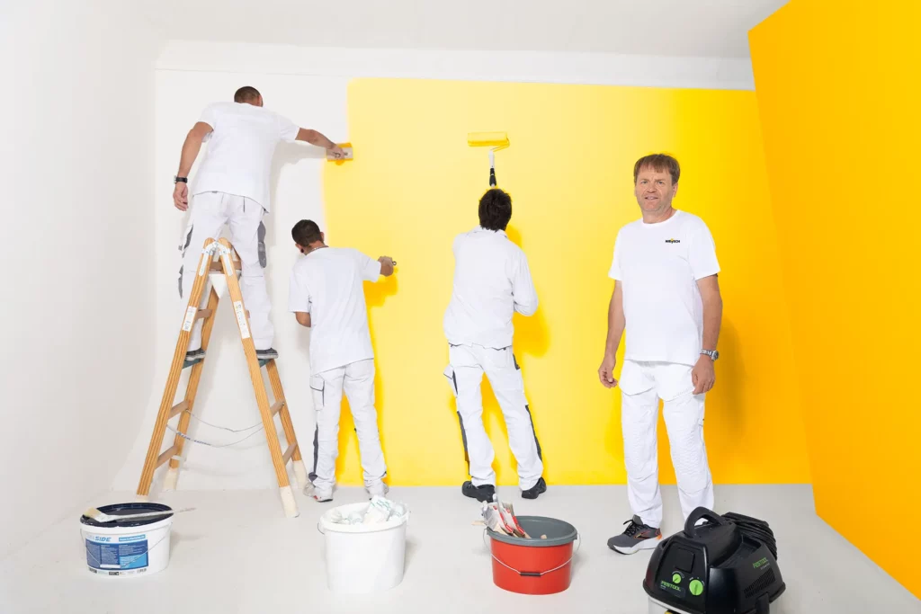 Maler bei der Arbeit: Das Team von Malereifachbetrieb Nietsch bringt Farbe in Ihr Zuhause und in Ihr Leben.